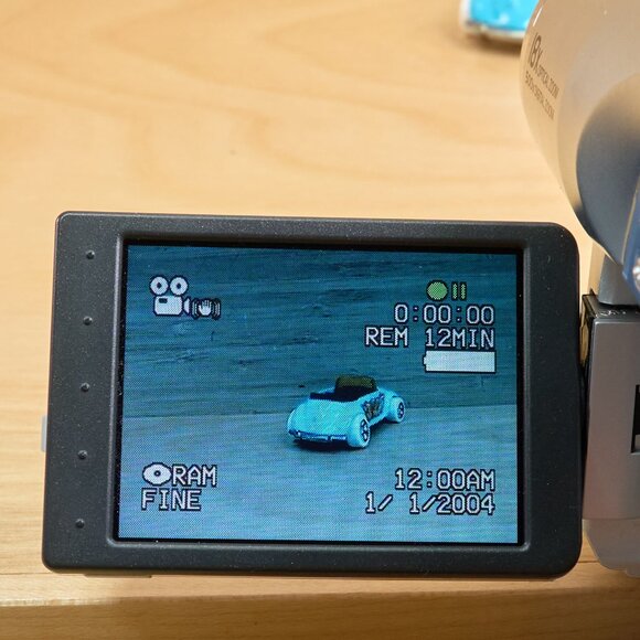 Hitachi DZ-MV505A DVD Handycam Camcorder, 18x Optical Zoom, Made in Japan - Picture 4 of 9